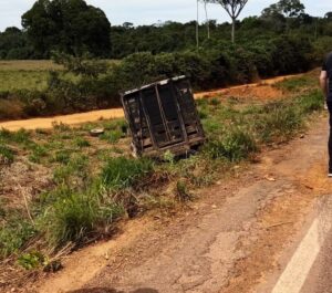 Pai e bebê de 8 meses morrem em batida frontal entre moto e caminhonete na MT-338