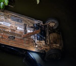 Casal morre após veículo capotar e cair dentro de rio em Mato Grosso