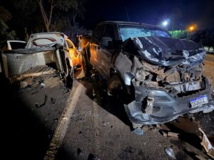 Idoso morre após carro funerário tentar ultrapassagem e bater contra caminhonete na BR-070