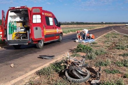 Motociclista morre ao bater na lateral de caminhão em entroncamento