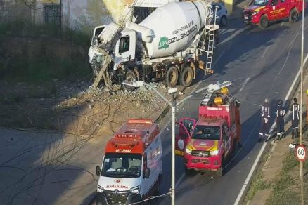 Caminhão betoneira derruba poste e interdita avenida por duas horas em Várzea Grande