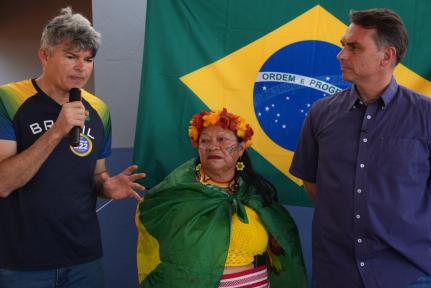 Em primeira agenda em MT, Flávio Bolsonaro visita aldeia e ouve produtores indígenas