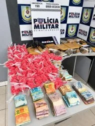 Dupla é presa com 3,7 mil pinos de cocaína e R$ 28 mil em Cuiabá