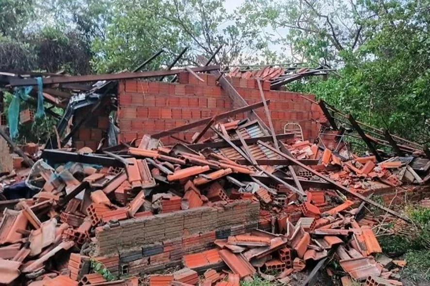 Idoso morre soterrado após casa desabar em Poconé