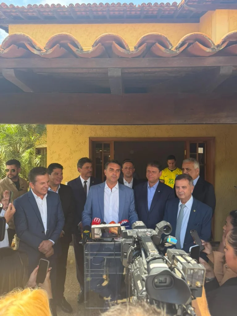 Flávio Bolsonaro reúne Mauro Mendes e aliados para ampliar articulação no 2º turno
