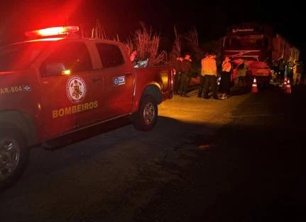 Acidente entre carreta e Fiat Uno mata cinco pessoas na MT-140