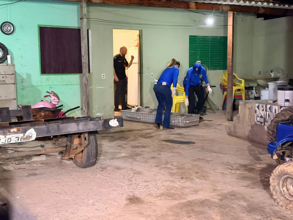 Pai procura filho e o encontra morto dentro de casa em Cuiabá