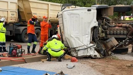 Veículo de carga tomba e deixa uma pessoa morta na BR-163